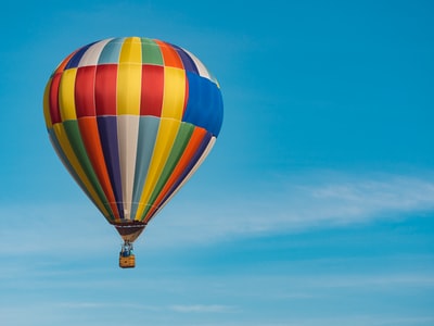 蓝色、黄色和红色热气球飞行的平移摄影
